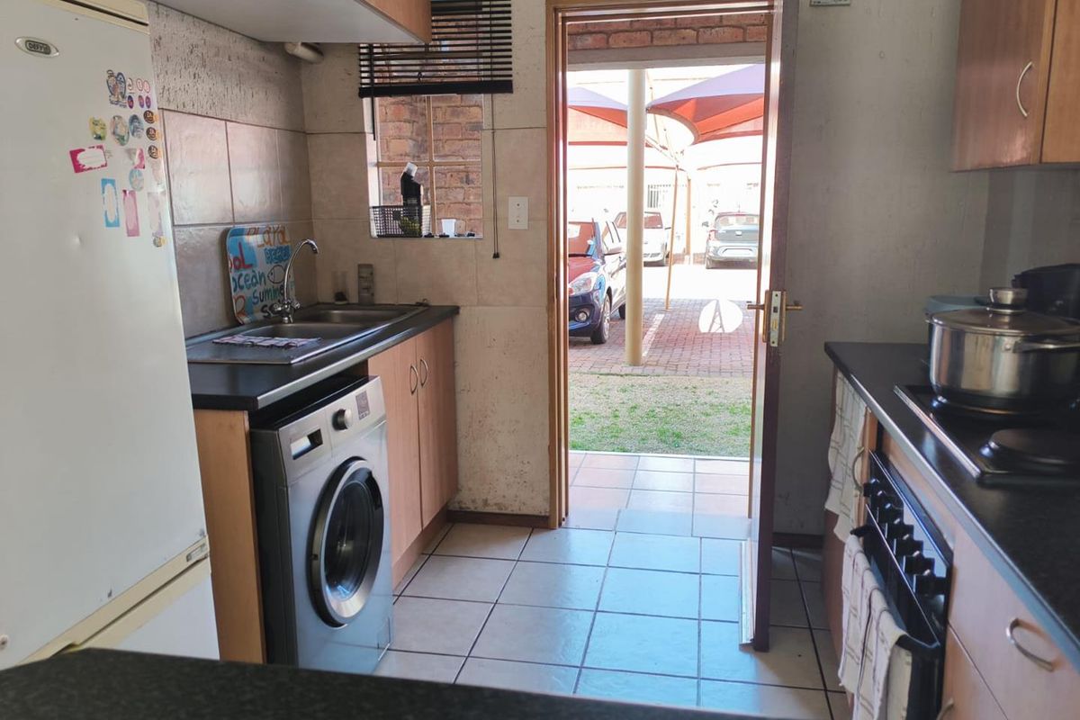 2 bedroom ground floor unit, walking distance from Eastrand Mall and from Witdeep Primary school! - Photo 4
