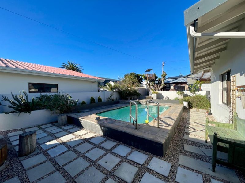Beautiful 4 Bedroom Coastal Home in Sought-after Linkside, Mossel Bay - Photo 2
