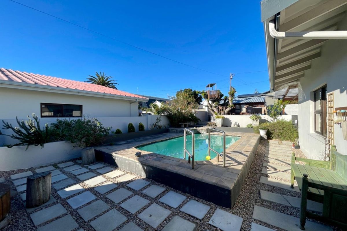 Beautiful 4 Bedroom Coastal Home in Sought-after Linkside, Mossel Bay - Photo 2