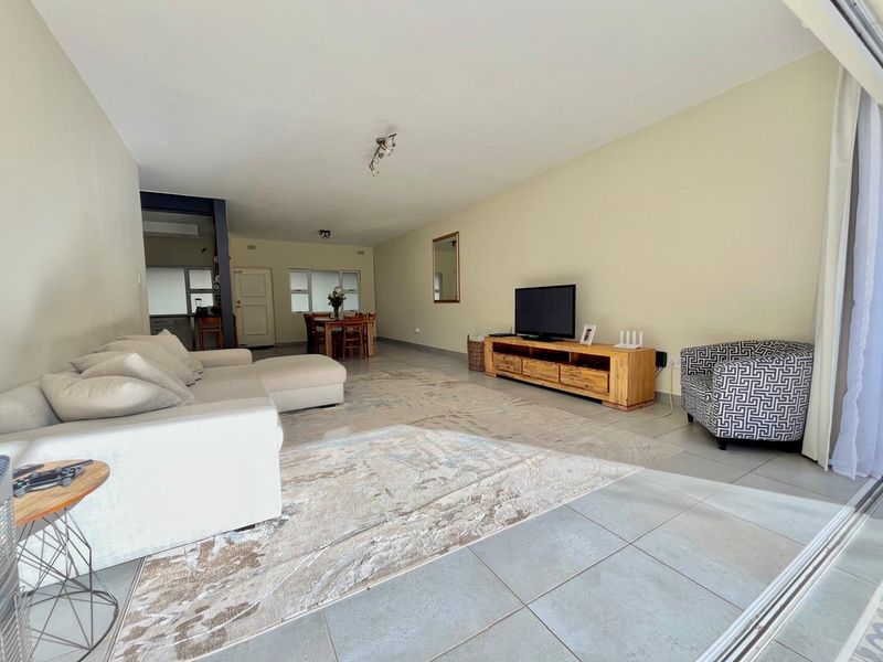 Beautifully renovated 3 Bedroom Garden unit - Photo 5