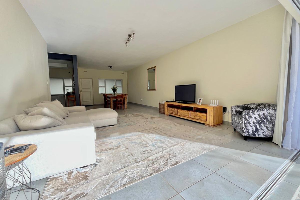 Beautifully renovated 3 Bedroom Garden unit - Photo 5