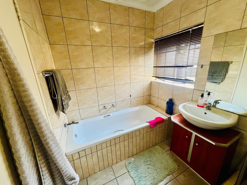 Three-Bedroom Townhouse for Sale in Equestria - Photo 6