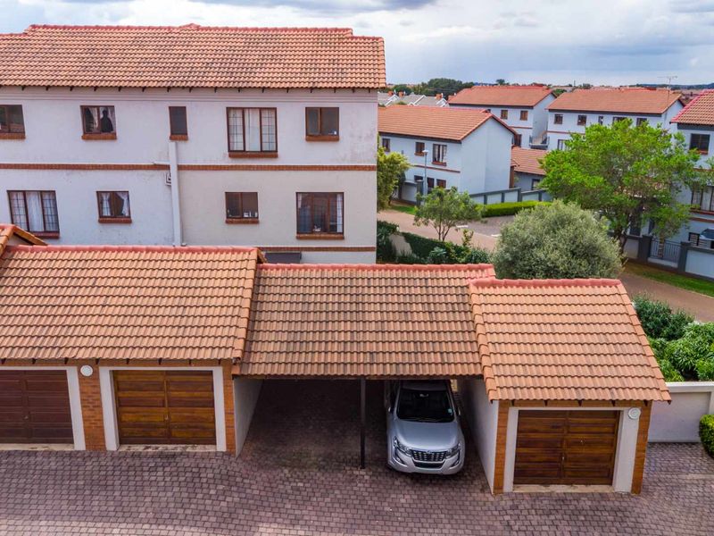 Mesmerizing 2 Bedroom Home with Exceptional Garden - Photo 3