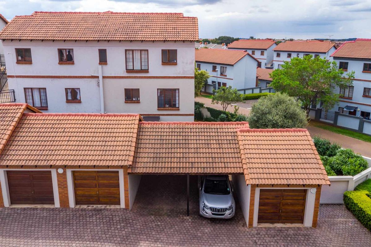 Mesmerizing 2 Bedroom Home with Exceptional Garden - Photo 3