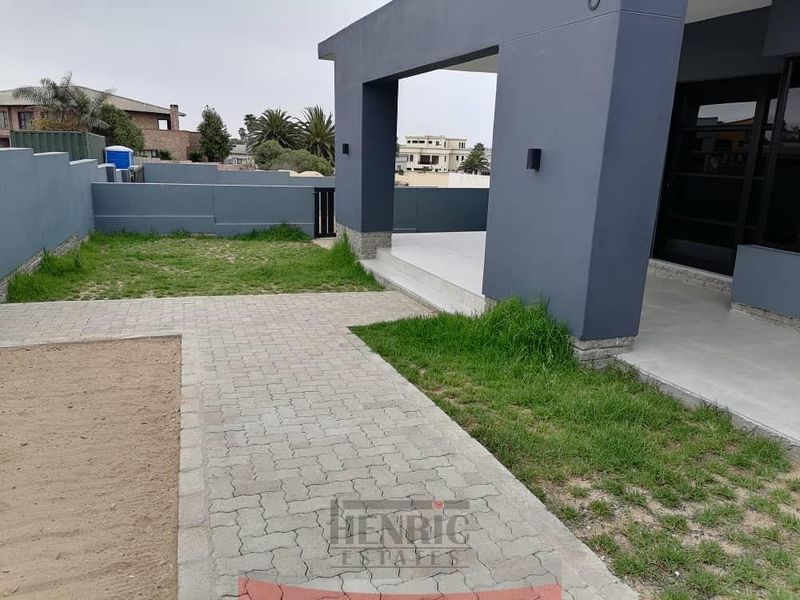 Exceptionally Spacious Home, Flexible, Potential and With Sea View! - Photo 4