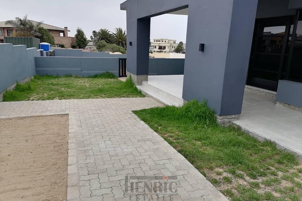 Exceptionally Spacious Home, Flexible, Potential and With Sea View! - Photo 4