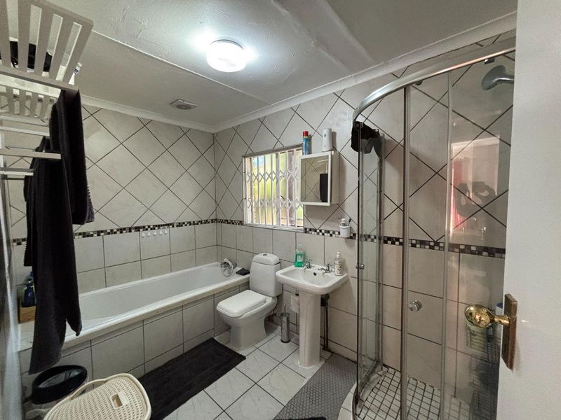 Priced to sell - two bedroom townhouse in Erasmuskloof - Photo 10