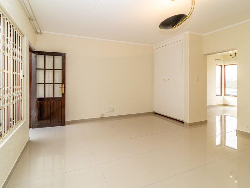 Inviting Top-Floor Apartment – Perfect Lock-Up-and-Go! - Photo 8