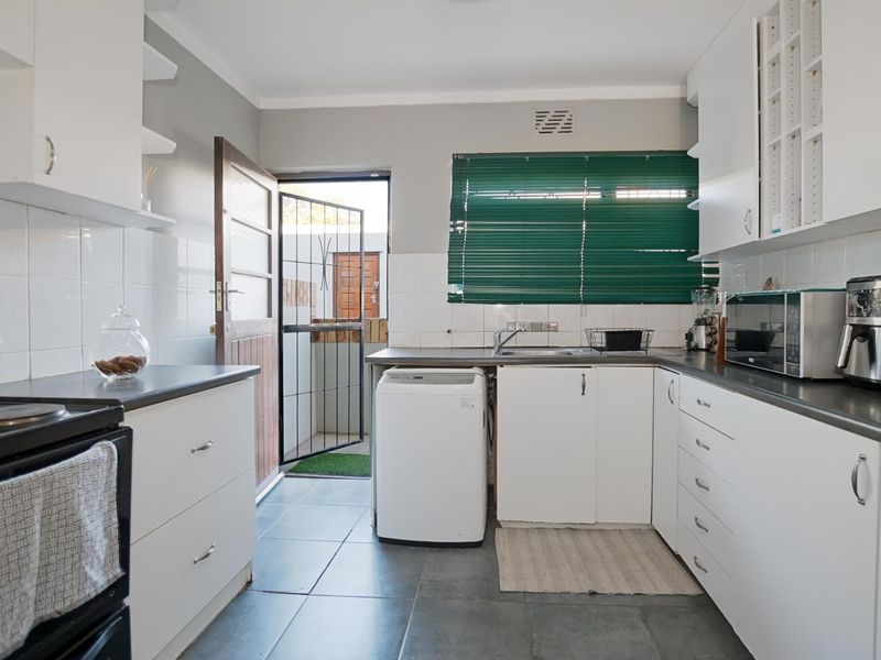 Ground floor Apartment with spacious living and entertaining potential - Photo 9