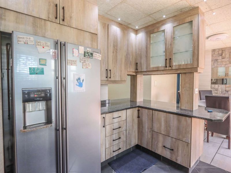 Spacious 4-Bedroom Family Home with Granny Flat, Pool & Entertainment Area - Photo 3