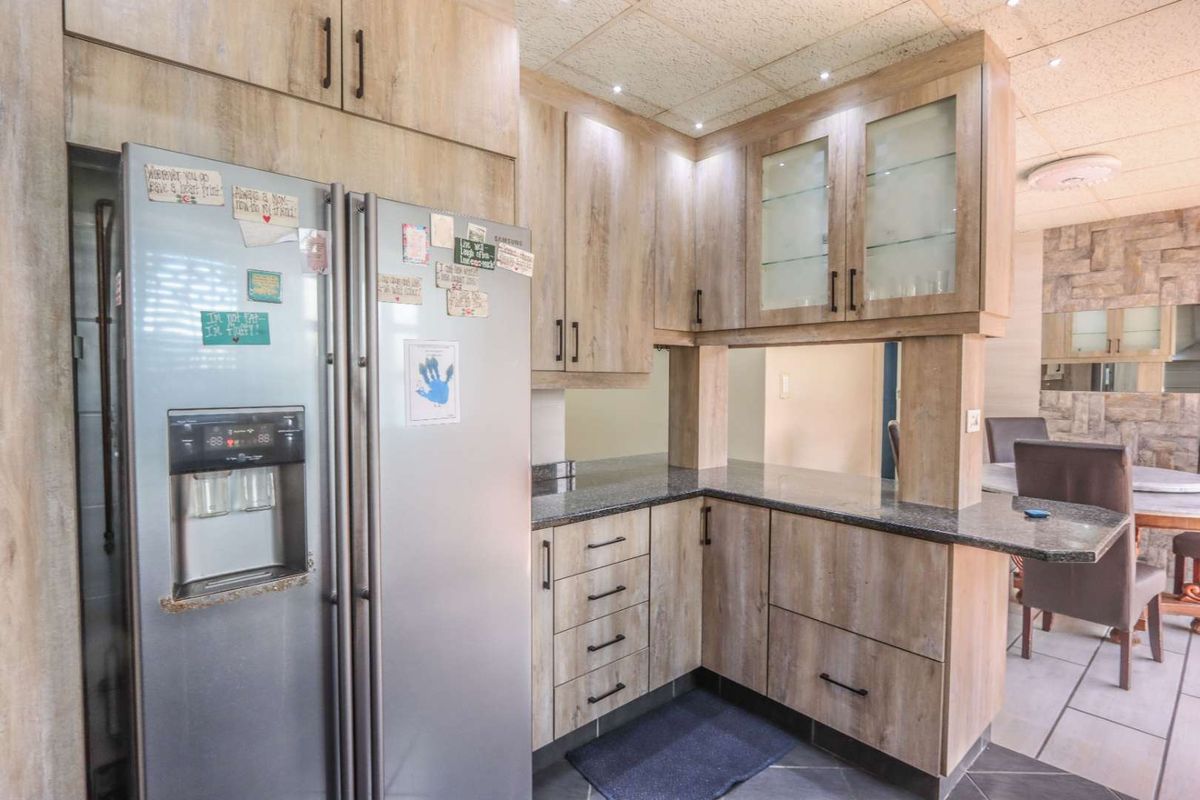 Spacious 4-Bedroom Family Home with Granny Flat, Pool & Entertainment Area - Photo 3