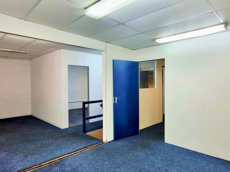 154m2 sectional title mini factory in Glen Anil with 3-phase power, fibre, and secure access. Ideal for owner-occupiers or investors. - Photo 6