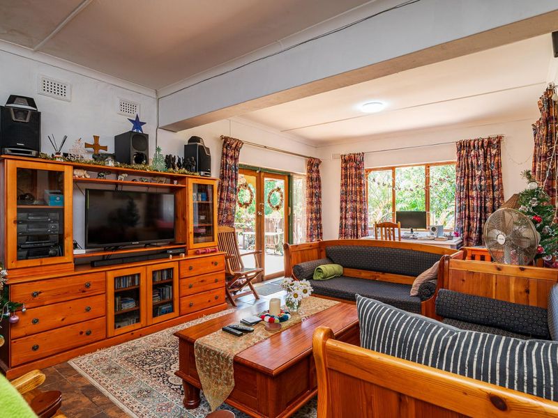 VERSATILE FAMILY LIVING WITH INCOME POTENTIAL IN A PRIME LOCATION - Photo 3