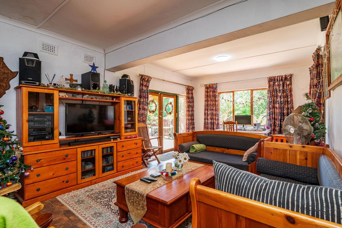 VERSATILE FAMILY LIVING WITH INCOME POTENTIAL IN A PRIME LOCATION - Photo 3