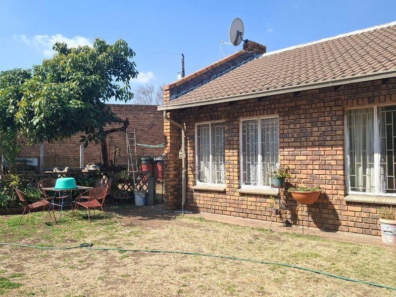 Low Maintenance Facebrick Gem: Work & Live Here! - Photo 3