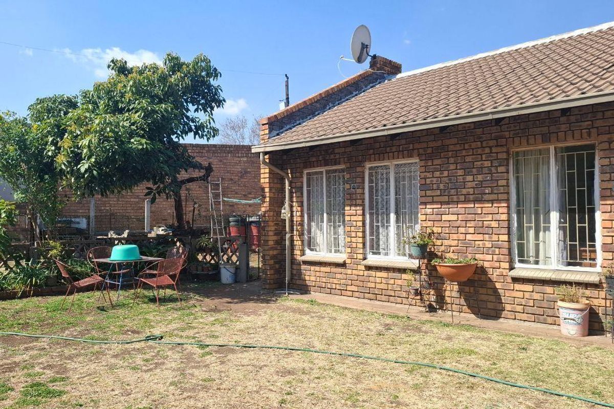 Low Maintenance Facebrick Gem: Work & Live Here! - Photo 3