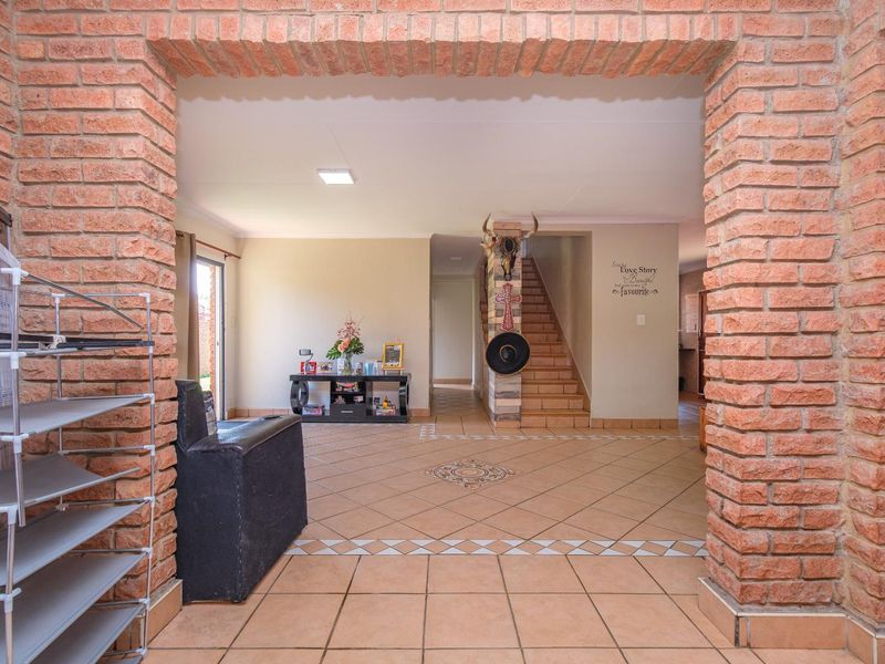 Klinker Brick, lock up and go, in a great location. - Photo 7