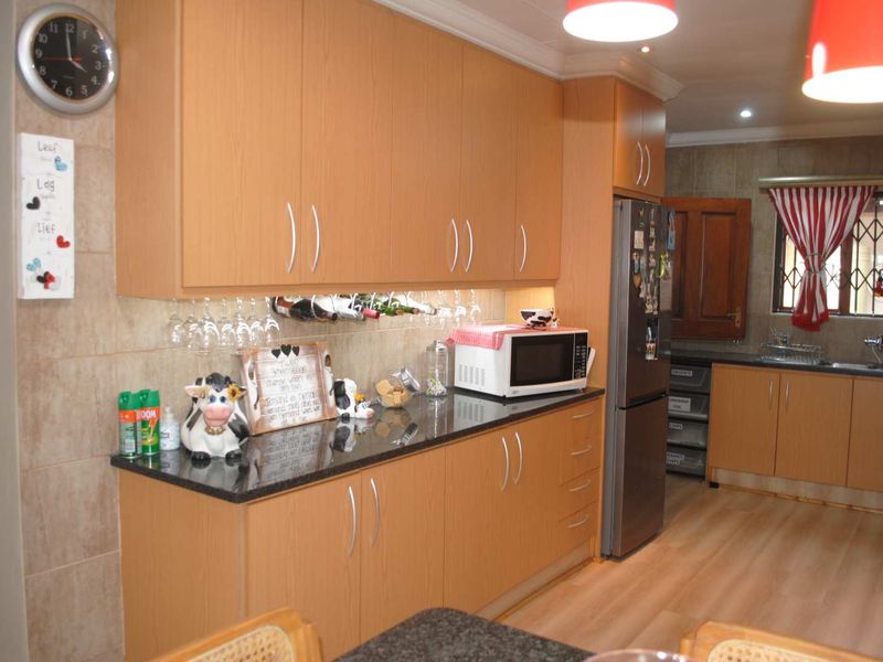 Immaculate well established conveniently equiped for easy lock-up and go living - Photo 10