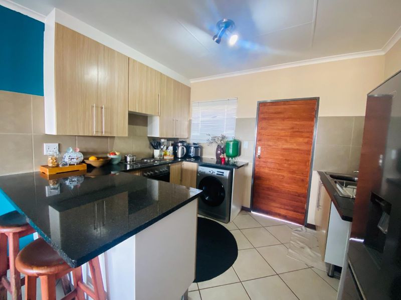 Modern 2-Bedroom Apartment in Crescent Glades Estate - Photo 4