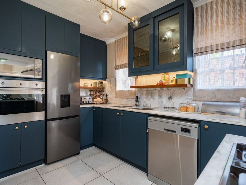 CHARMING TOWNHOUSE WITH BEAUTIFUL MODERN KITCHEN IN SOUGHT-AFTER THE LINKS, GILLITTS! JUST OFF THE M13! - Photo 9