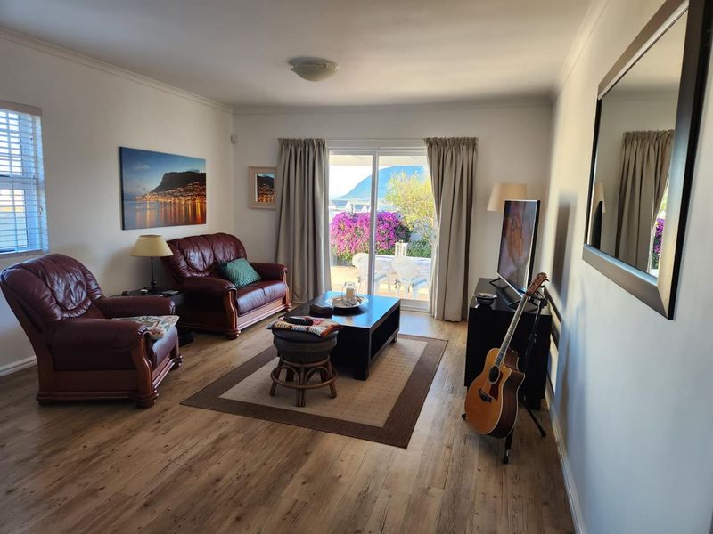 Charming, Secure Living in a Prime Location! - Photo 9