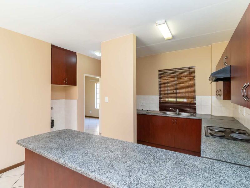 NEAT 2 BED 2 BATH APPARTMENT. SUITABLE FOR A SMALL FAMILY . - Photo 7