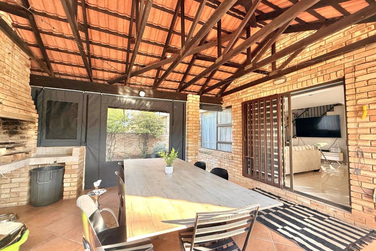 Stunning Full Title 3 Bedroom Cluster with Pool, Solar & Exceptional Entertainment Area in New Redruth - Photo 3