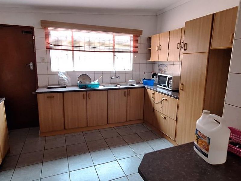 "Khomasdal: 3-Bed Family Home + 2-Bed Flat!" - Photo 9