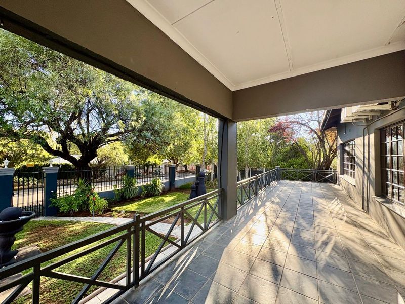 Versatile 4-Bedroom Home with Pool & Ample Parking - Photo 3