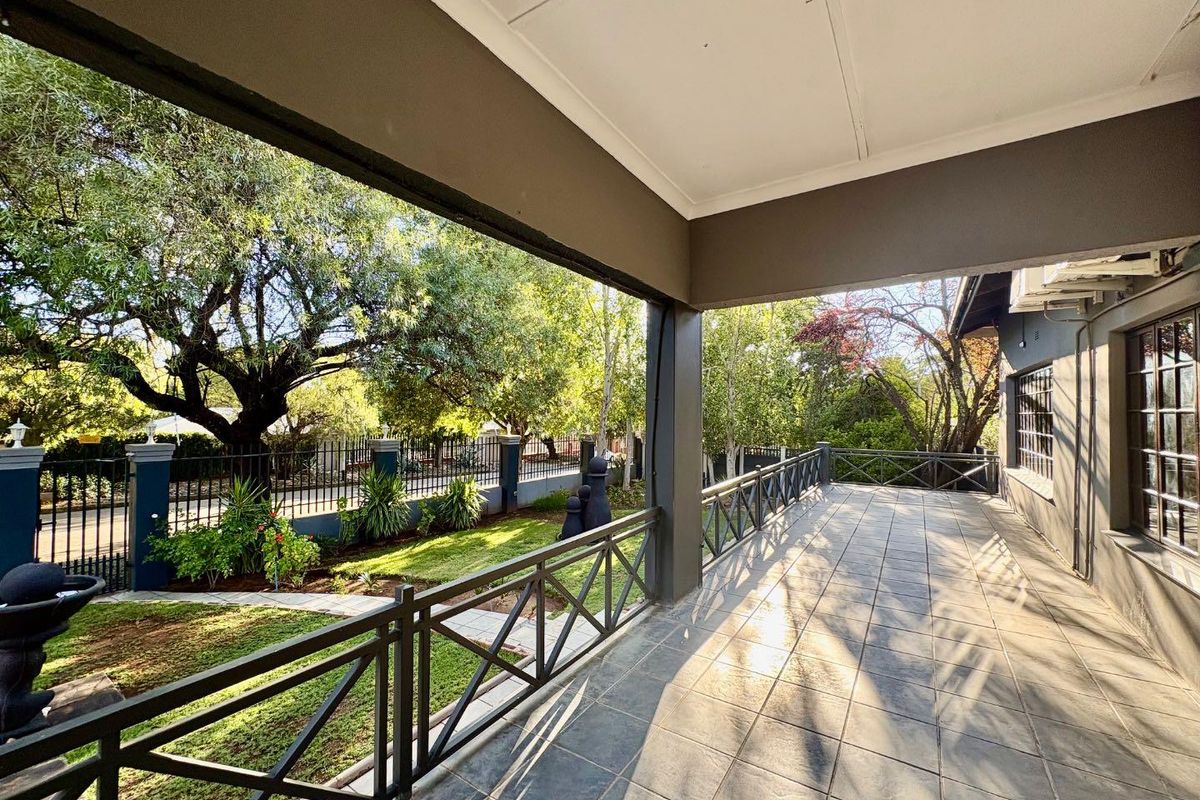 Versatile 4-Bedroom Home with Pool & Ample Parking - Photo 3