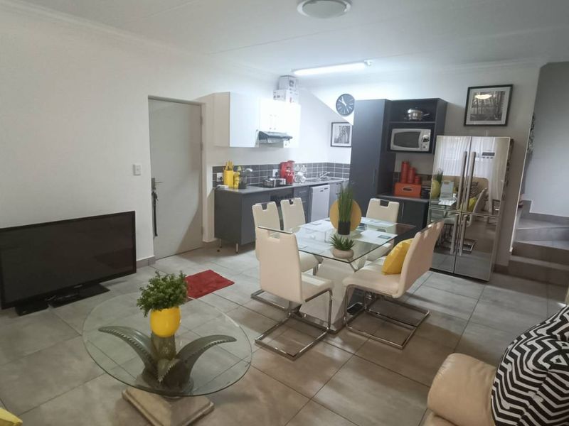 MODERN FAMILY HOUSE FOR SALE IN THATCHFIELD RIDGE ESTATE! - Photo 2