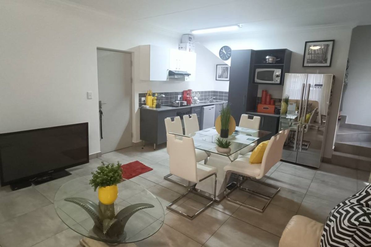 MODERN FAMILY HOUSE FOR SALE IN THATCHFIELD RIDGE ESTATE! - Photo 2