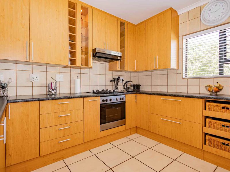 4 Bedroom House in Country Club - Photo 9