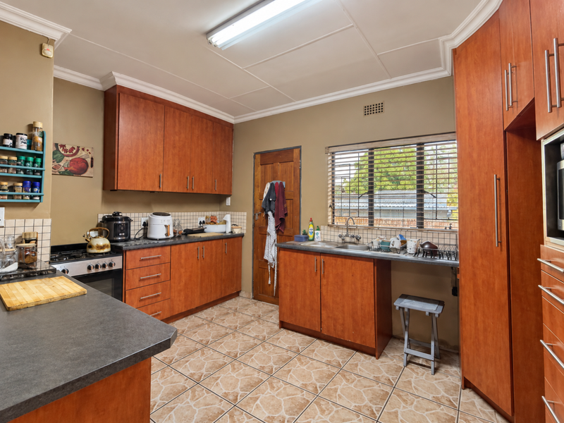 Spacious Family Home with 2-Bedroom Flatlet & Income Potential - Photo 5
