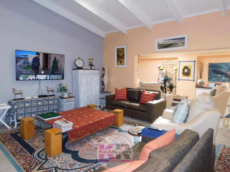 Living Large - Photo 10