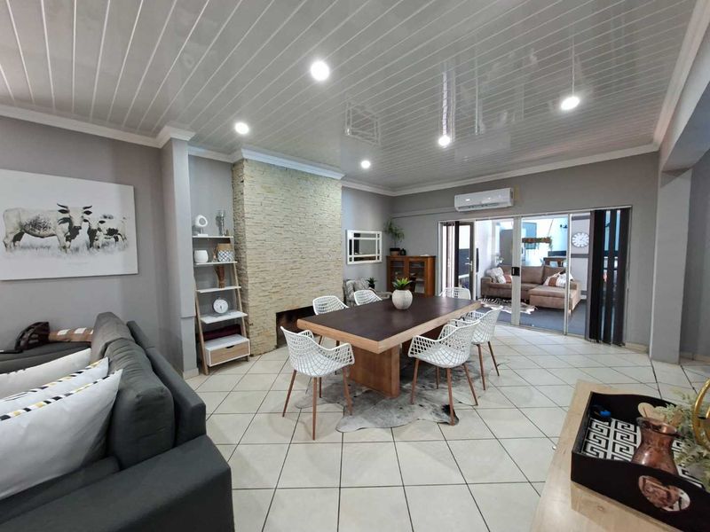 Luxurious Modern Home for Sale - Photo 3