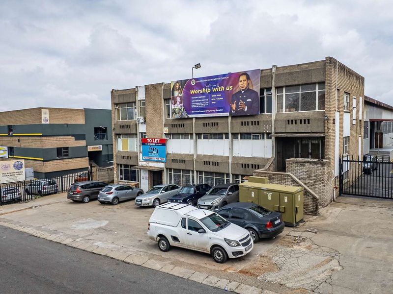 **Prime Industrial Warehouse & Office Space in Wynberg** - Photo 2