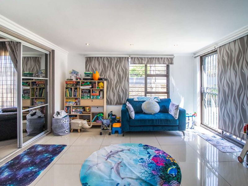 Charming Cluster Home: Perfect for Family Living! - Photo 8