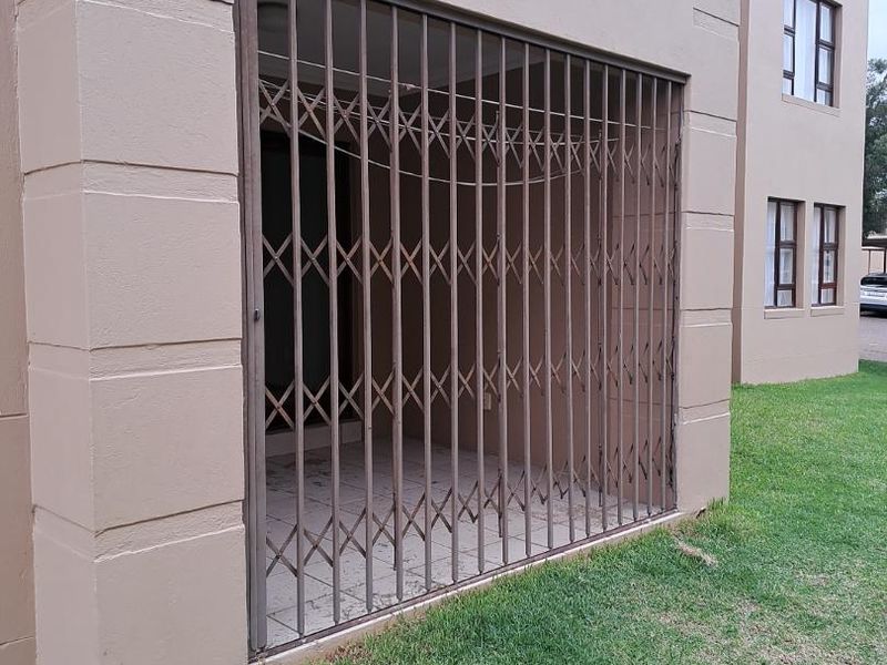 2 Bed 2 Bath Groundfloor Unit - Photo 3