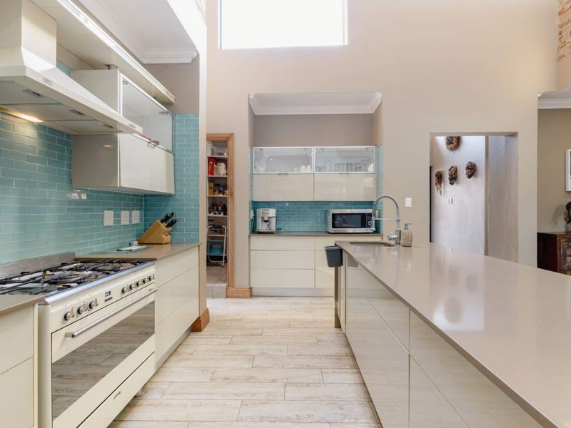Modern 4 Bedroom Family Home for Rent in a Highly Rated Security Estate - Photo 8