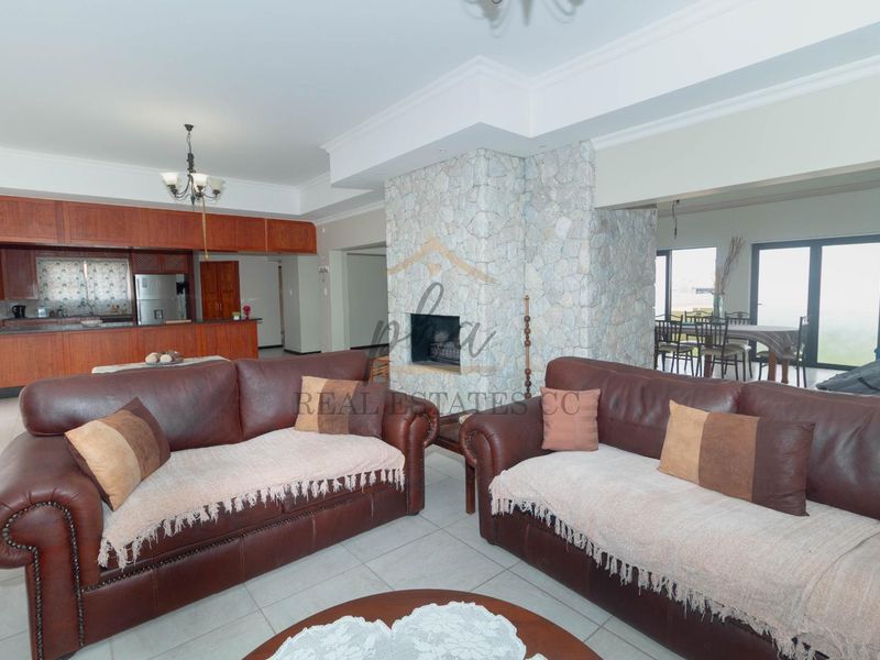 Ultimate Entertainer’s Home - Photo 6