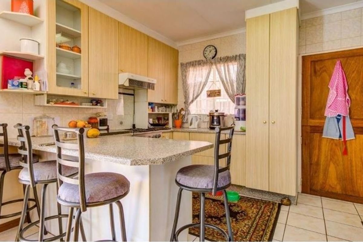 3 Bedroom House in Glen Marais - Photo 4