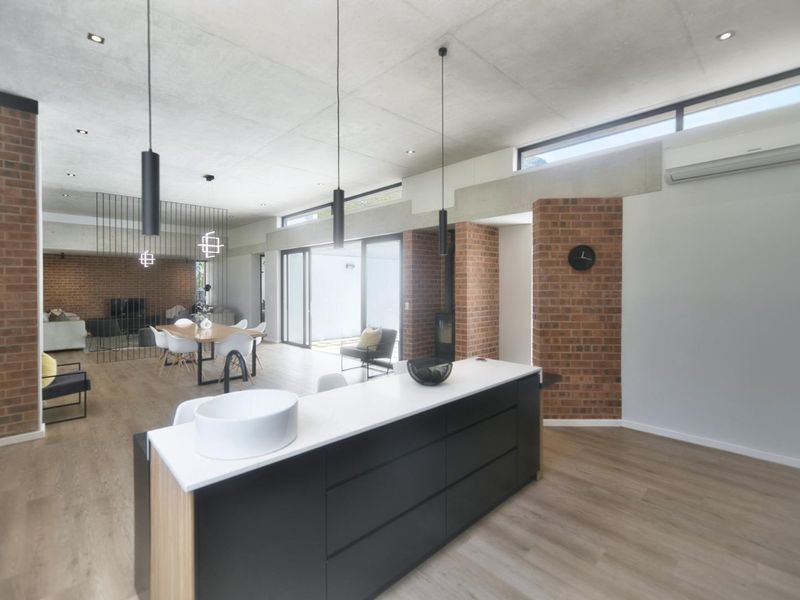 CONTEMPORARY RESIDENTIAL HOME - Photo 9