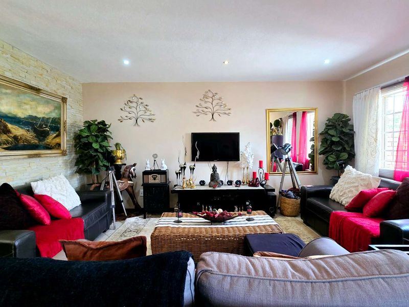 MODERN 4 BEDROOM TOWNHOUSE IN MOOIKLOOF RIDGE - Photo 4