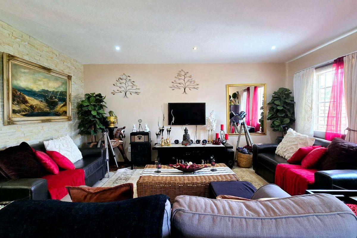 MODERN 4 BEDROOM TOWNHOUSE IN MOOIKLOOF RIDGE - Photo 4