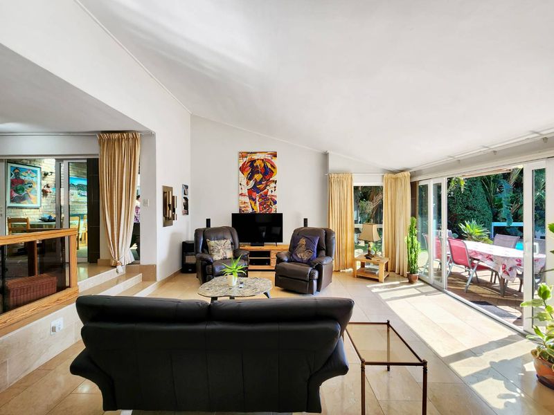 Stunning Zeekoevlei Home: Space, Comfort & Serenity Await! - Photo 6