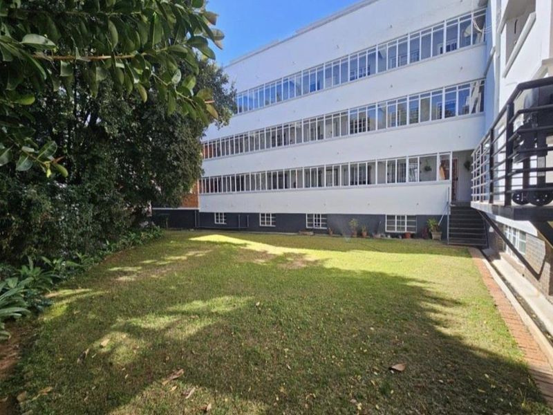 A BEAUTIFUL TWO BEDROOM PET FRIENDLY APARTMENT - Photo 3