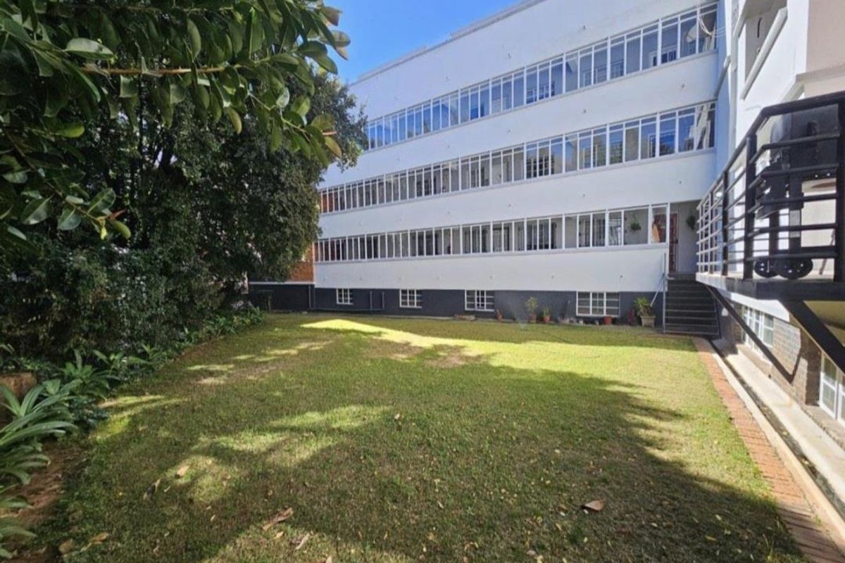 A BEAUTIFUL TWO BEDROOM PET FRIENDLY APARTMENT - Photo 3