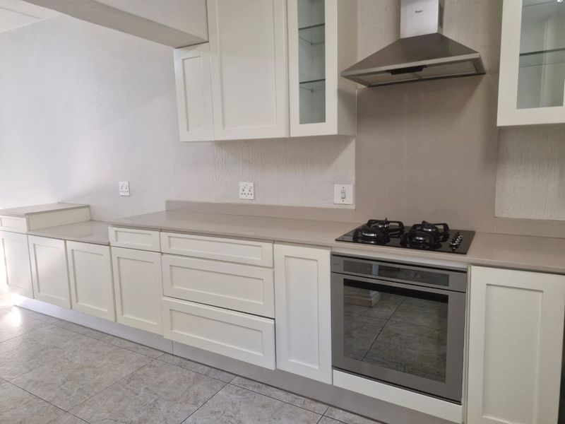 Three Bedroom Renovated Apartment - Photo 5