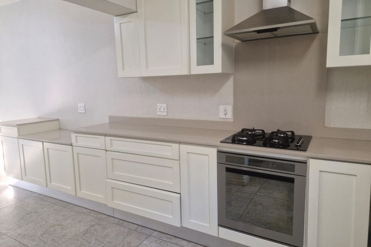 Three Bedroom Renovated Apartment - Photo 5